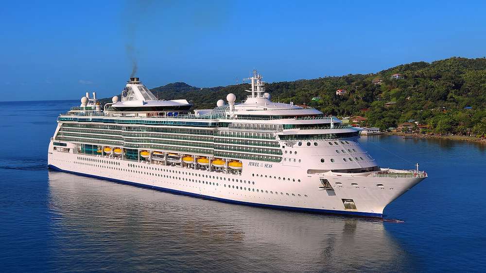 Jewel of the Seas near Roatán, Honduras